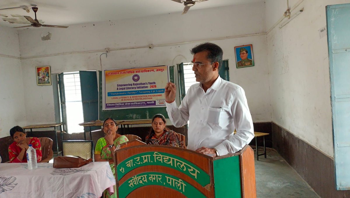 #पाली: जिले के दूरस्थ गांवों एवं ढ़ाणियों में आमजन में विधिक जागरूकता बढ़ाने के उद्देश्य से जिला विधिक सेवा प्राधिकरण  के सचिव विक्रम सिंह भाटी ने मोबाइल वैन को हरी झंडी दिखाकर रवाना किया। सा​थ ही राउमा  विद्यालय,सर्वोदय नगर में साइबर जागरूकता कार्यक्रम हुआ। <a href="/VisharadJo62292/">Visharad Joshi</a>