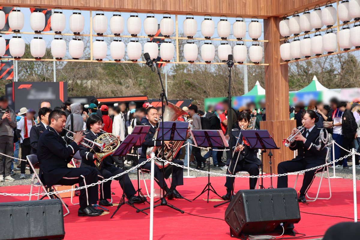 jasdf_cab's tweet photo. 🏁#2026F1日本グランプリ②🏁
3月28日(土)
特設ステージ、WEST FANZONEに金管打楽器6重奏が登場📯
ご飯を食べたり、屋台を見てワイワイしながら演奏を楽しんでもらったラネ🍴
いつもと違う和風なステージにワクワク✨

#航空自衛隊 #中部航空音楽隊
#f1jp #JapaneseGP #ナカソラネ #ソラネちゃん https://t.co/fsGWy1bnmd