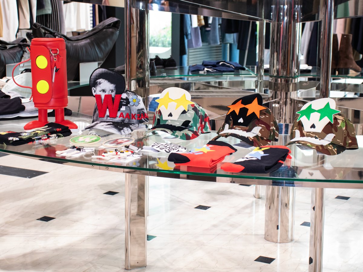 why_osaka's tweet photo. Walter Van Beirendonck #2026SS

□発売中： 御堂筋店・オンラインストア

Walter Van Beirendonckの最新コレクションが登場。

EASTPAKとのコラボアイテムや、久々の復刻となる「 PUKPUKくん」のティシャツなど、ファンから大注目のアイテムが満載。

https://t.co/tydWlF8K8S https://t.co/dHqG1HRUzV