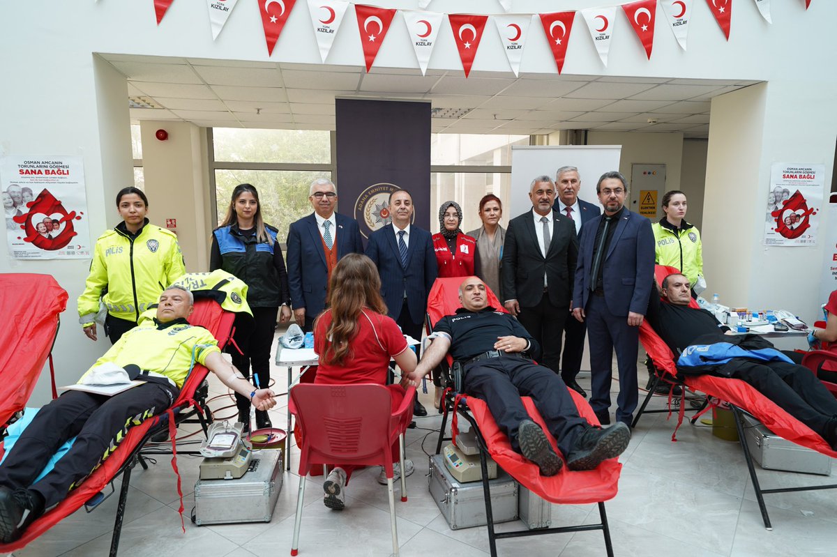 Adana’da, Türk Polis Teşkilatının 181. kuruluş yıl dönümü kapsamında İl Emniyet Müdürlüğü binasında düzenlenen etkinlikte emniyet mensupları, Türk Kızılay’a kan ve kök hücre bağışında bulundu.

Kampanyaya destek veren polislere rozetleri, Genel Sekreterimiz Ramazan Saygılı ve