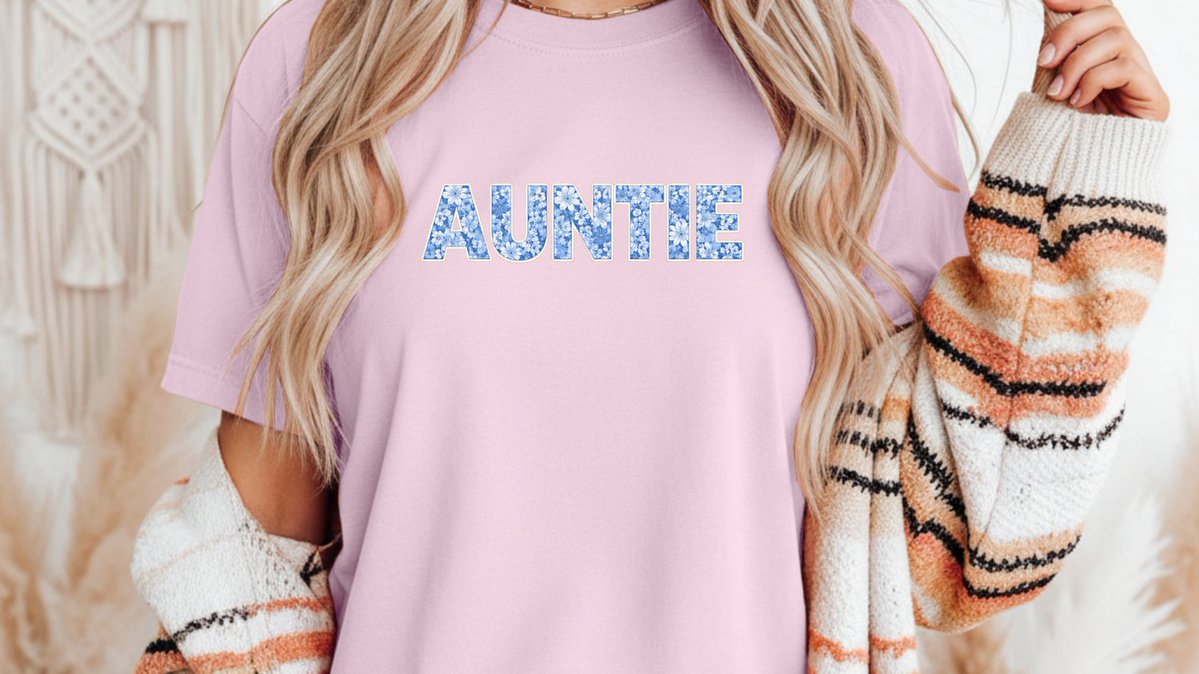 sidelyaprints's tweet image. In our "cool aunt" era. 🌸 Elevate your everyday aesthetic with our ultra-soft, vintage blue floral Auntie tee. The perfect cozy gift! 

Treat yourself or your favorite aunt here: etsy.com/listing/447956… 

#AuntLife #CozyAesthetic #GiftIdeas