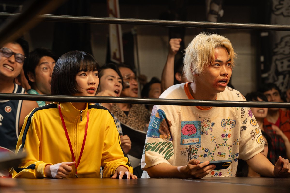NetflixJP's tweet photo. 主演：鈴鹿央士
Netflixシリーズ『喧嘩独学』
場面写真公開！

スクールカースト最底���、
武器は動画配信と拳だけ。
世界を熱狂させる逆襲が始まる！

⚠️6月11日⚠️
独占配信スタート！
※配信日が変更になりました

#喧嘩独学
#viralhit https://t.co/c4WXF29cLi