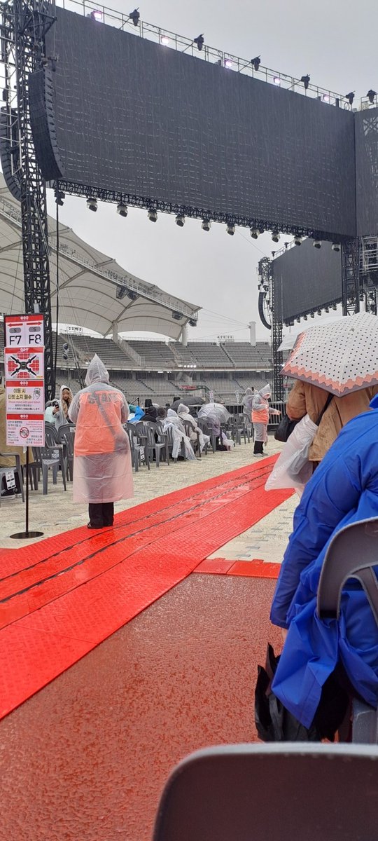 Emilya_3's tweet photo. damn the rain hhgfgk https://t.co/Y4306KL1IB