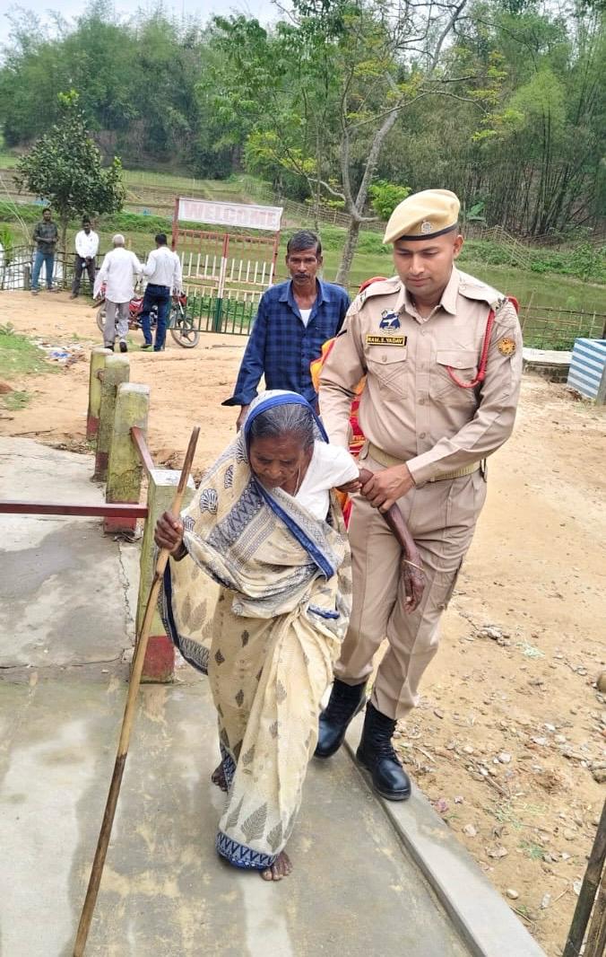 6thAPBn's tweet photo. Personnel including Driver R/Cs of this unit at Polling Booths performing their duties of queuing the voters, aiding senior citizens, coordinating with CAPF, etc. for a smooth election process.
@CMOfficeAssam 
@HardiSpeaks 
@assampolice https://t.co/SdRPwR9aVM