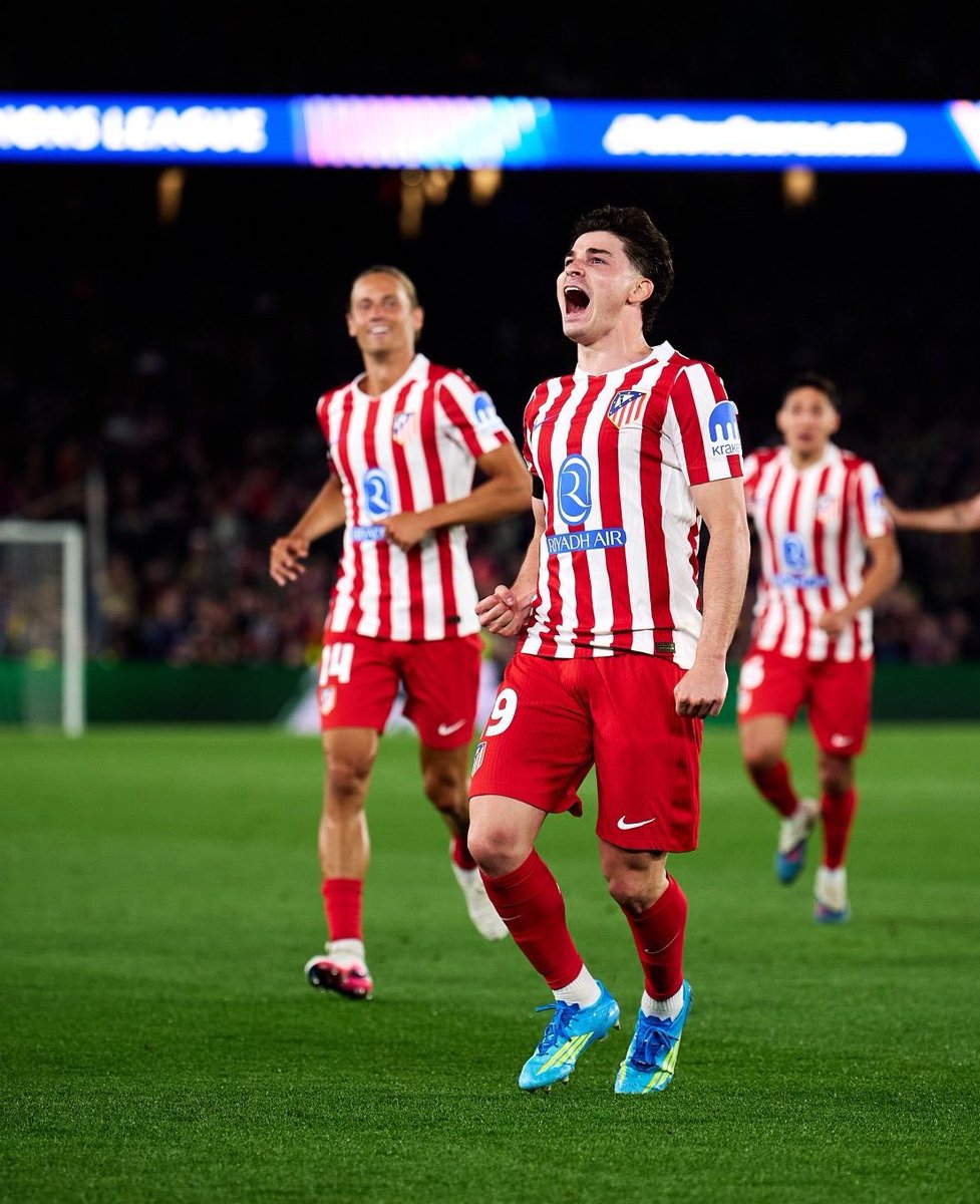 ActuFoot_'s tweet photo. 𝗥𝗜𝗘𝗡 𝗘𝗦𝗧 𝗗𝗨̂ 𝗔𝗨 𝗛𝗔𝗦𝗔𝗥𝗗 𝗗𝗔𝗡𝗦 𝗟𝗔 𝗩𝗜𝗘. 😁

Julian Alvarez 🇦🇷 explique son coup franc merveilleux hier face au Barça :
« Hier, 𝗻𝗼𝘂𝘀 𝗻𝗼𝘂𝘀 𝘀𝗼𝗺𝗺𝗲𝘀 𝗲𝗻𝘁𝗿𝗮𝗶̂𝗻𝗲́𝘀 𝗮𝘂𝘅 𝗰𝗼𝘂𝗽𝘀 𝗳𝗿𝗮𝗻𝗰𝘀. 𝗝'𝗲𝗻 𝗮𝗶 𝘁𝗶𝗿𝗲́ 𝗽𝗹𝘂𝘀𝗶𝗲𝘂𝗿𝘀, peut-être cinq ou six, et je n'en ai marqué aucun…

Aujourd'hui 𝗖’𝗘́𝗧𝗔𝗜𝗧 𝗟𝗘 𝗝𝗢𝗨𝗥 𝗣𝗢𝗨𝗥 𝗥𝗘́𝗨𝗦𝗦𝗜𝗥 ! Cela est arrivé à un moment clé, donc je suis très heureux. »

🎙️ zone mixte