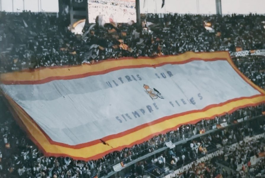 UltrasRMCF's tweet photo. 99/00 Valencia - Real Madrid.

Banderon desplegado durante la final de la Champions League en París. https://t.co/KJN1c5d8B4