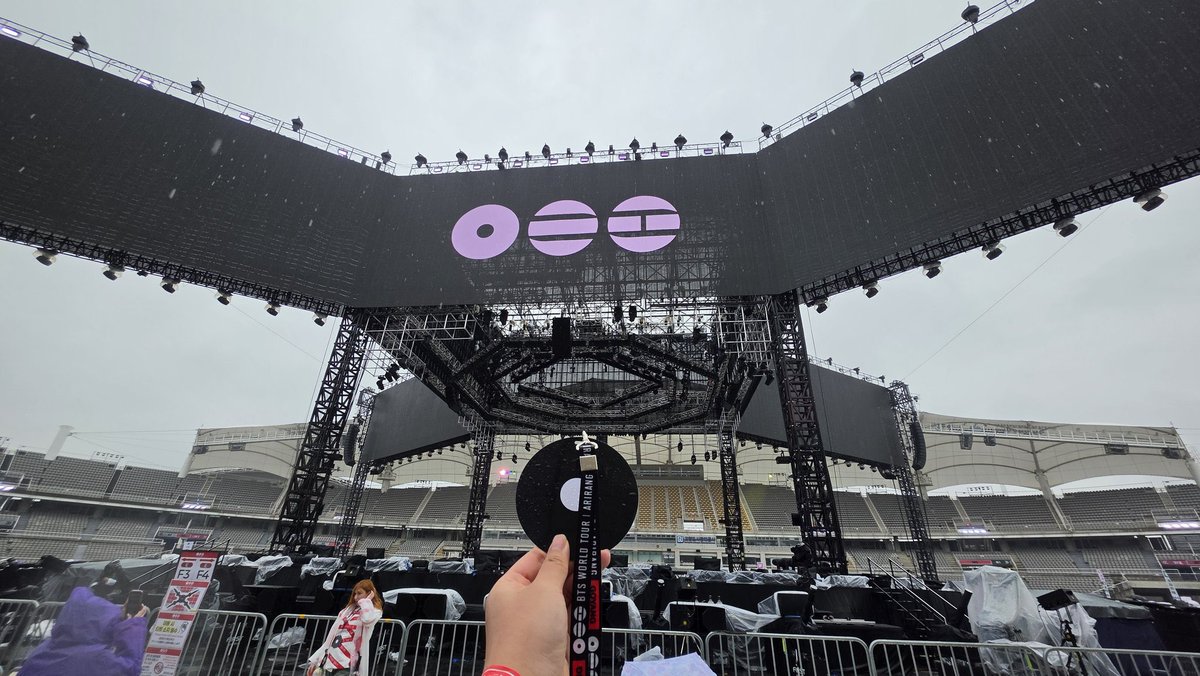 btsdaily77's tweet photo. THIS STAGE IS INSANE 🫨🔥 https://t.co/uFkGVfV3BK