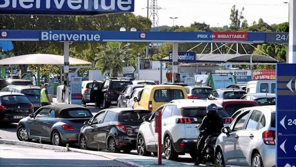 JVerier's tweet photo. Dès le 1er jr de la guerre en #Iran le prix des carburants a augmenté,&amp; on voit des pénuries. &amp; en même tps on ns dit que ns ns fournissons aux USA,Nigéria et Kasakstan. Donc ns ne sommes pas concernés par cette guerre. Alors pourquoi les prix augmentent?
QUI PEUT M’EXPLIQUER?⚠️ https://t.co/xlXzS86xQX