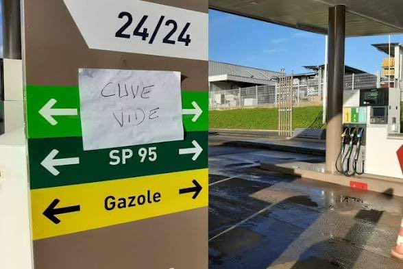 JVerier's tweet photo. Dès le 1er jr de la guerre en #Iran le prix des carburants a augmenté,&amp; on voit des pénuries. &amp; en même tps on ns dit que ns ns fournissons aux USA,Nigéria et Kasakstan. Donc ns ne sommes pas concernés par cette guerre. Alors pourquoi les prix augmentent?
QUI PEUT M’EXPLIQUER?⚠️ https://t.co/xlXzS86xQX