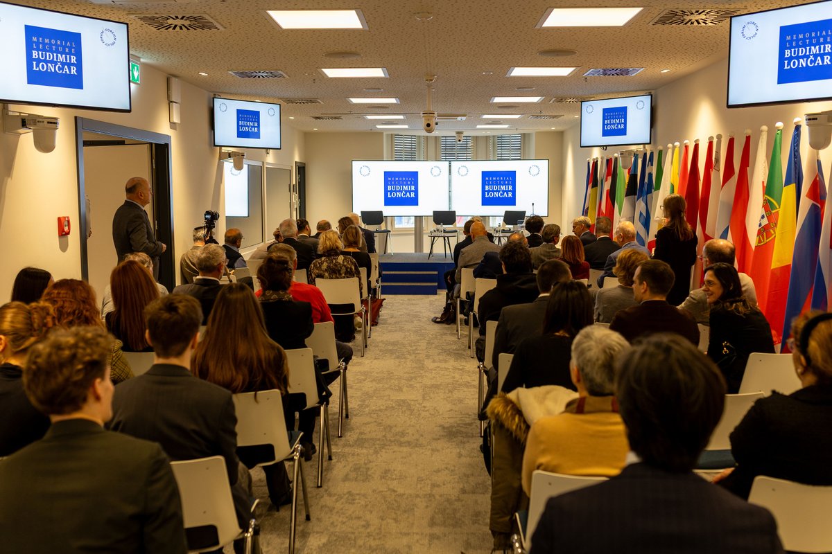 foreignpf's tweet photo. Održano. 🎓

Prvo Budimir Lončar Memorial Lecture predavanje — 1. travnja, puna dvorana, veleposlanici, studenti, stručnjaci.

Prof. @DejanJovic:
"Transformacija međunarodnog poretka — što nakon unipolarnosti?"

Ključne teze 🧵👇
#BudimirLončar #MemorialLecture https://t.co/nIKsHTJrMi