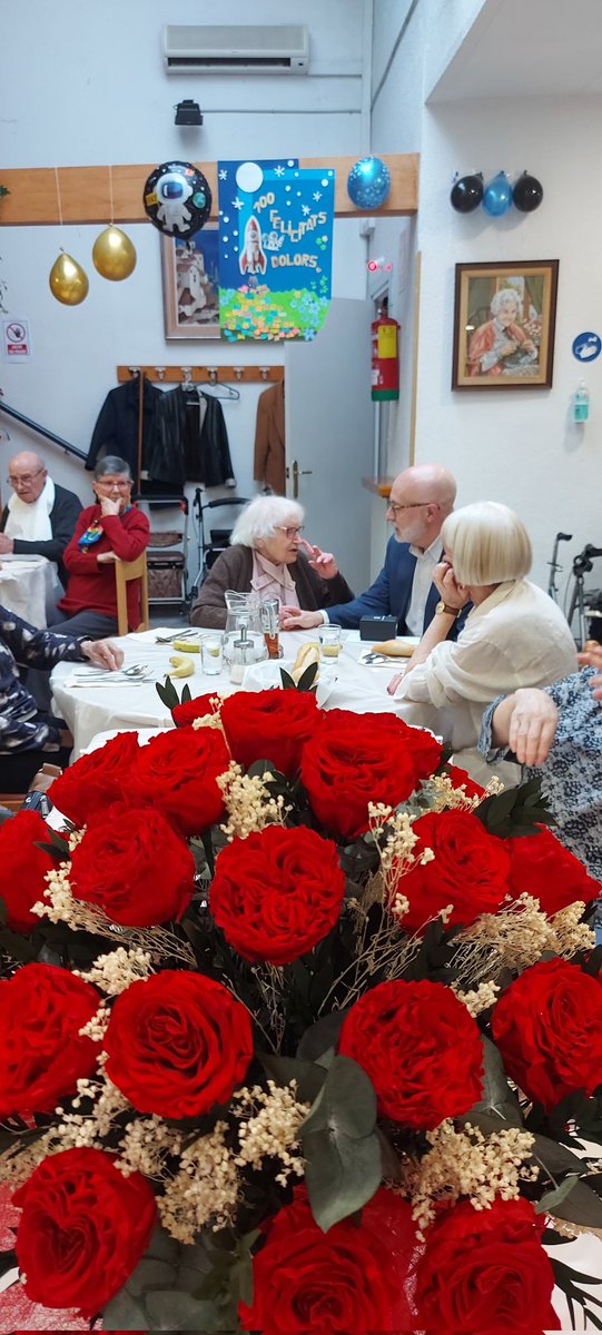 PedroCanoD's tweet photo. Molt content de tornar a l'Obra Social Sanitària Cor de Maria al Camp d'en Grassot per celebrar els 1️⃣0️⃣0️⃣ de la Dolors i entregar-li la medalla centenària. Amb els seus dinars en companyia, fan una feina extraordinària contra la #soledat no desitjada. #longevitat @dsocialscat https://t.co/qqAUQH016H