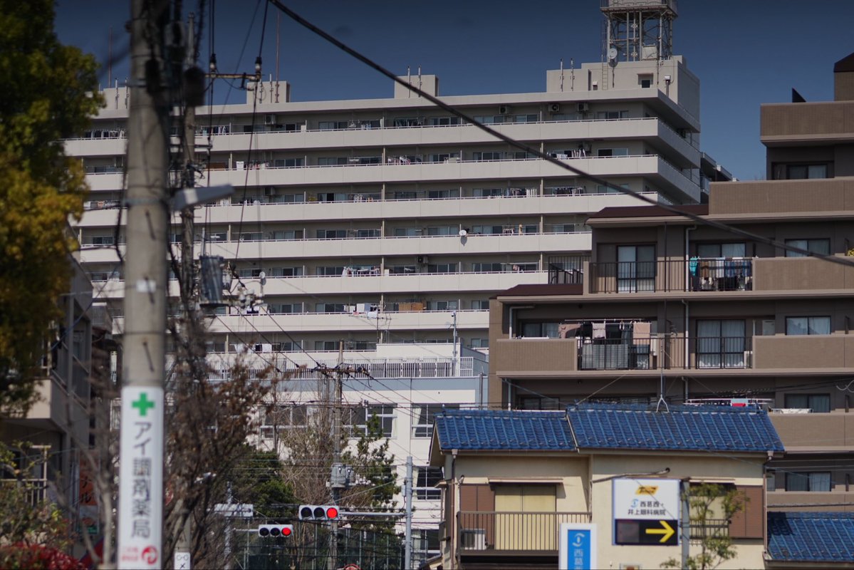 レンズの無限遠∞調整は、遠景や夜景など、ピント調整が不要な非常に遠い被写体を指しますが、調整の際には焦点距離の約2000倍の距離に合わせています。50mmレンズであれば100mで焦点調整をしています。85mmレンズでは170mになります。ピントを合わせる際、∞マークの指標に合わせますが、純正のCanon