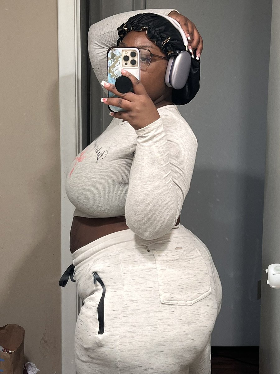 NeeNeePrettyAssᥫ᭡ tweet media