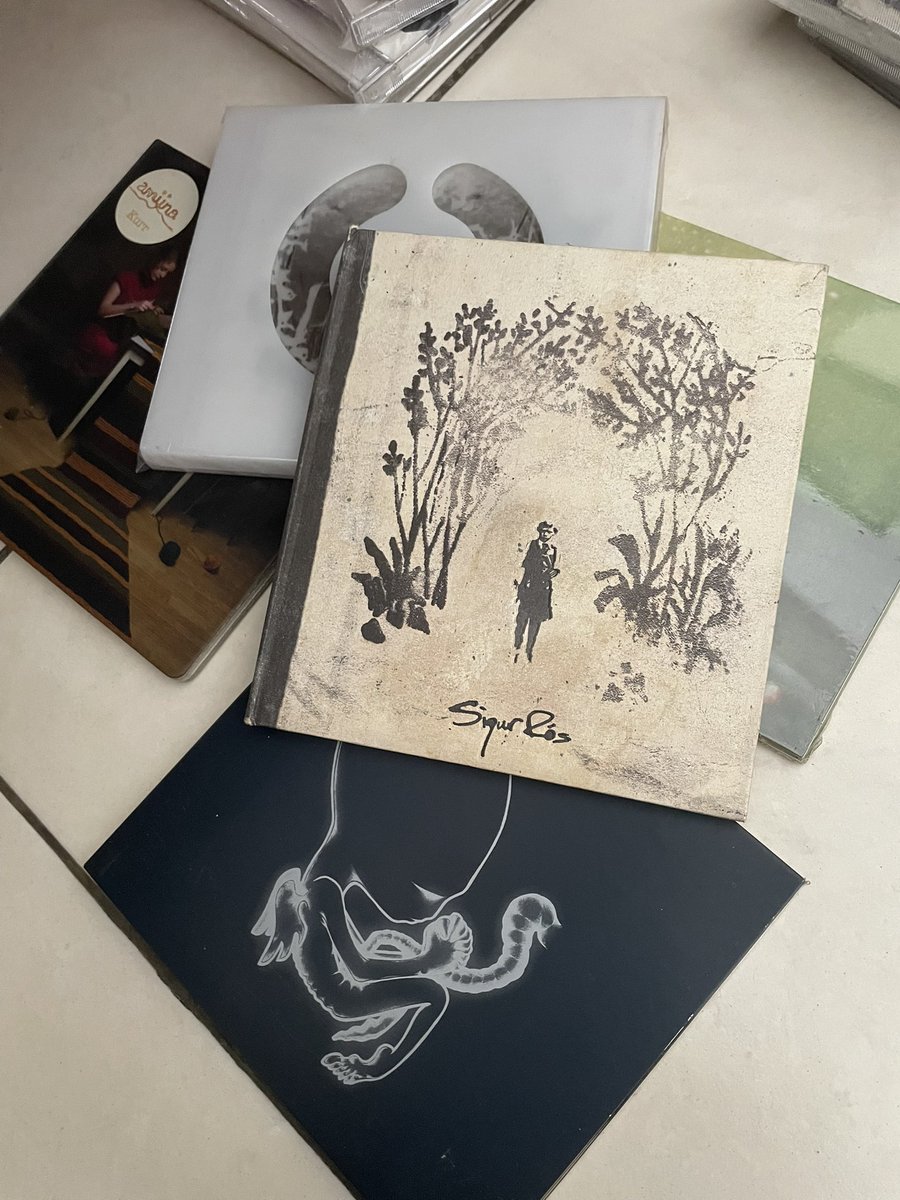 fakh_ry's tweet photo. @kolonigigs_ Awalnya beneran didengerin. Pas CD player-nya rusak, akhirnya dipajang. Karena mulai BU, akhirnya kepikiran buat dilepas 🥀 https://t.co/3Py0qsbNlQ