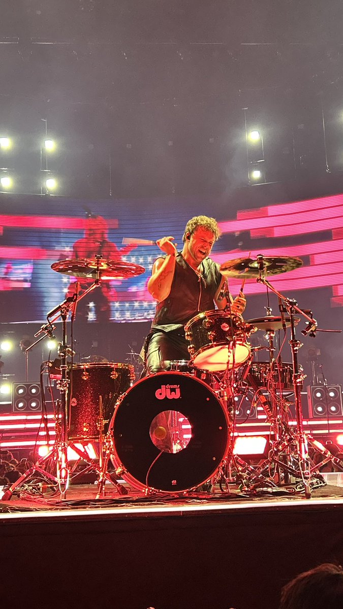 breachomens's tweet image. Ashton in Paris yesterday 💥 #EasParis #ParisIsAStar