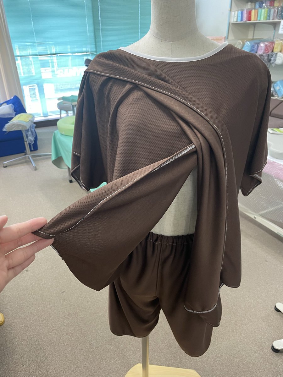ito_medical's tweet photo. 【商品紹介】
（株）高田ベッド製作所
2PMD患ジャギ
上着が前も後ろもこのようにめくれるタイプです
授業でみんなに見られるのが恥ずかしい……という学生さんにも好評ですし、夏場のクーラーで冷えた部屋でも比較的あたたかいと評判です https://t.co/ZoRmKwxspi