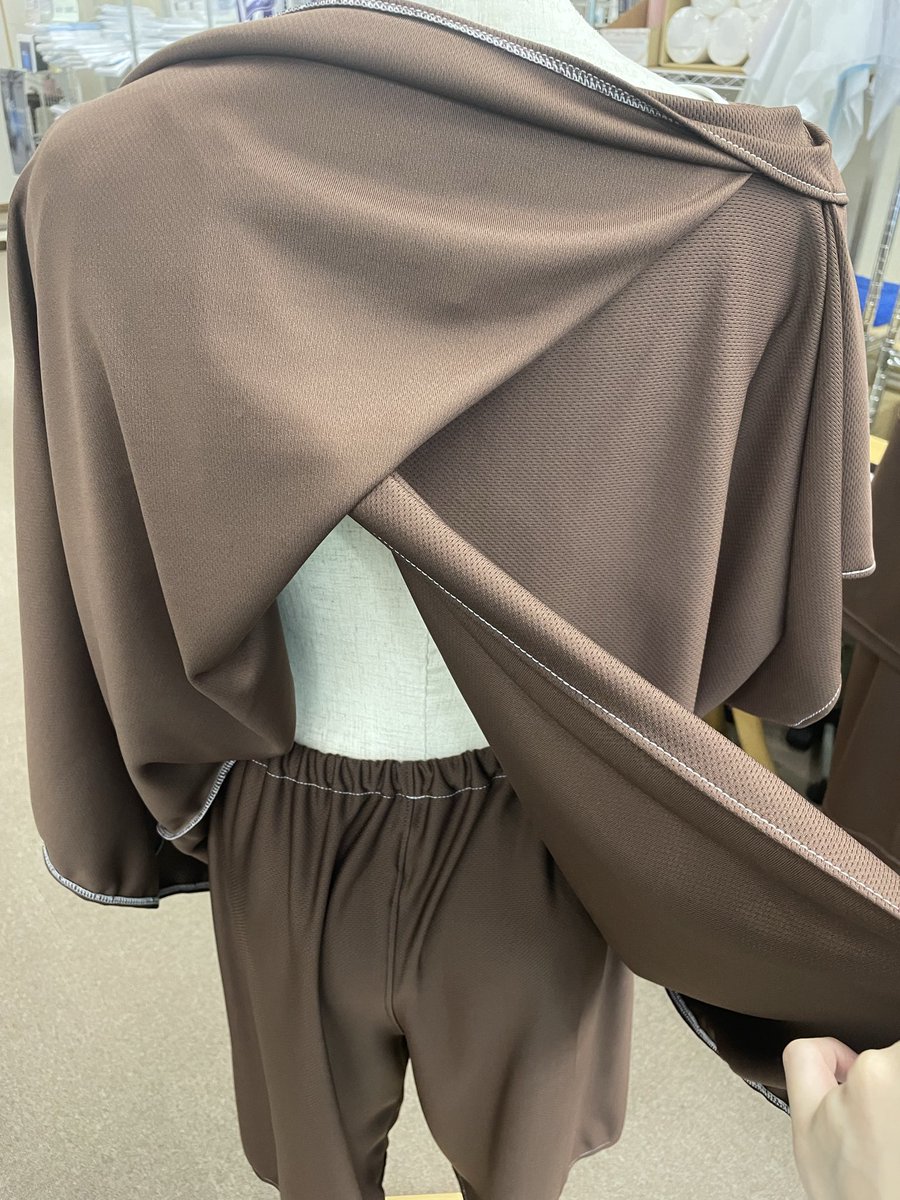 ito_medical's tweet photo. 【商品紹介】
（株）高田ベッド製作所
2PMD患ジャギ
上着が前も後ろもこのようにめくれるタイプです
授業でみんなに見られるのが恥ずかしい……という学生さんにも好評ですし、夏場のクーラーで冷えた部屋でも比較的あたたかいと評判です https://t.co/ZoRmKwxspi
