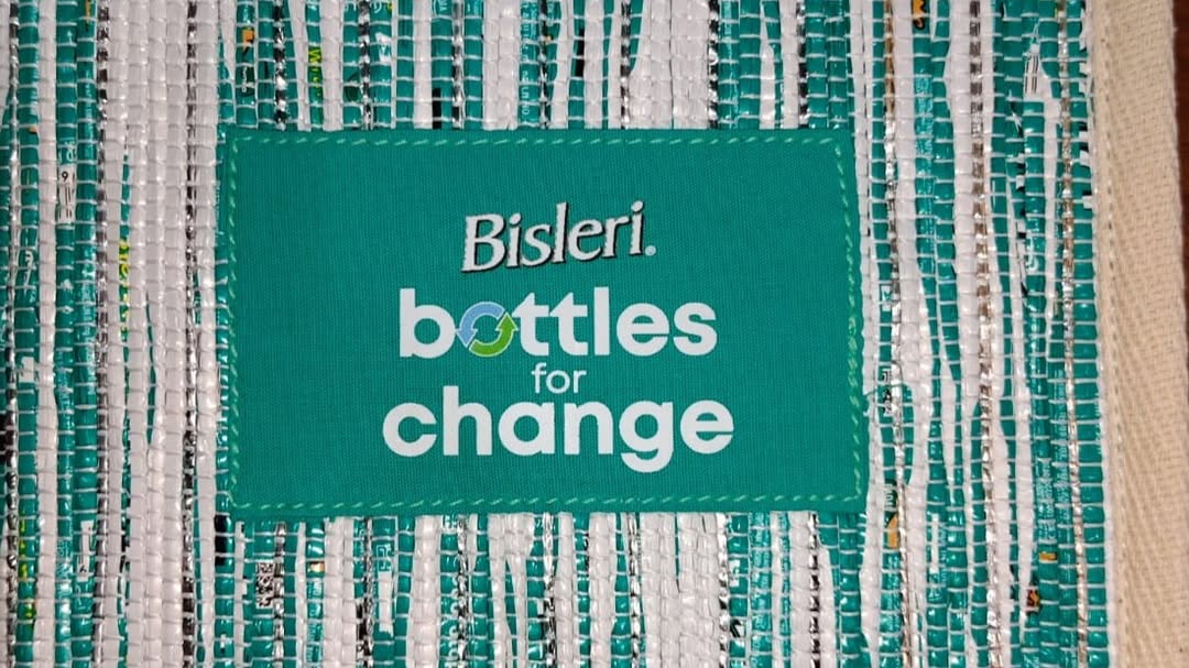 SwachhBharatGov's tweet image. देहरादून में #WasteToWonder पहल के तहत प्लास्टिक की बोतलों और उनके प्लास्टिक रैपर से डायरी व पेन होल्डर जैसी उपयोगी वस्तुएं बनाई जा रही हैं। नगर निगम द्वारा #SHGs को प्रशिक्षण देकर इस प्रयास को बढ़ावा दिया जा रहा है,  जो शहर को #GarbageFree बनाने के लिए अहम है। #SwachhBharat