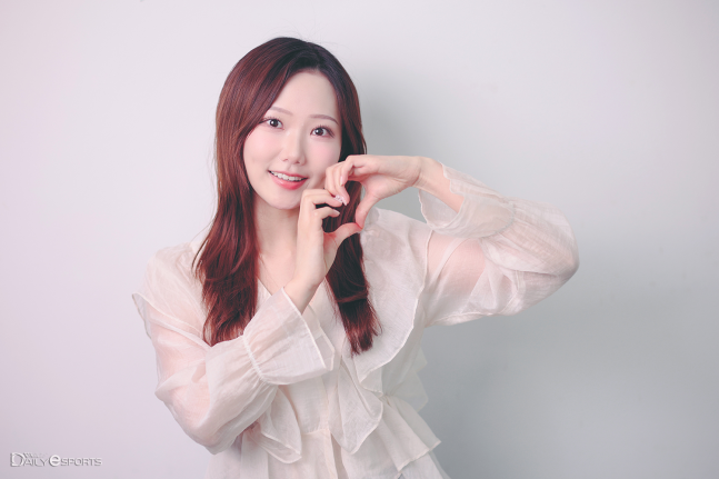 kenzi131's tweet image. [피플] "게임에 '진심'인 방송인으로 기억되고파"...손은설 아나운서의 당찬 도전  #LoL  #LCK  @LCK  

Welcome back joins dailyesports~ 

m.sports.naver.com/esports/articl…