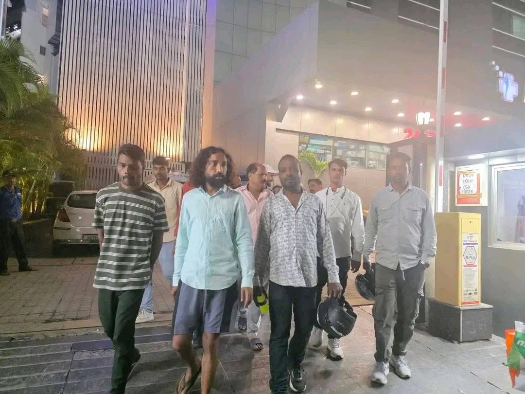 Tigerjairam's tweet photo. मुझे जब भी मदद करने का अवसर मिलता है, मैं भावुक हो जाता हूं। पीड़ित परिवार को जितना संभव हो, उतनी मदद करने की कोशिश करता हूं। यही मेरा कर्तव्य है...
डुमरी, निमियाघाट थाना क्षेत्र के नगड़ी निवासी हिपी दास, जो ब्रेन ट्यूमर जैसी गंभीर बीमारी से जूझ रहे हैं, उनके परिवार पर इलाज के कारण 10 लाख रुपये का कर्ज हो गया है। आर्थिक तंगी से जूझ रहे परिजन इस कठिन समय में हमसे मुलाकात कर मदद की गुहार लगाया.
स्थिति की गंभीरता को देखते हुए तुरंत अपने निजी वेतन से आर्थिक मदद की। इसके बाद मदद को लेकर मेरे निर्देश पर पार्टी के वरीय उपाध्यक्ष देवेंद्रनाथ महतो प्लस हॉस्पिटल रांची पहुंचे, देवेंद्र ने अस्पताल प्रबंधन से वार्ता कर मरीज के 63 हजार रुपये का बिल माफ कराया।
इतना ही नहीं, देर रात करीब 2 बजे मरीज को बेहतर इलाज के लिए RIMS में वेंटिलेटर बेड पर शिफ्ट भी कराया गया।
मदद से भावुक हुए परिजनों ने नम आंखों से आभार व्यक्त करते हुए कहा कि, आपलोग हमारे लिए भगवान के समान हैं, आपने जो सहयोग किया उसे हम जीवन भर नहीं भूलेंगे
हिपी दास के परिवार को भविष्य में भी हर संभव सहयोग दिया जाएगा, ताकि इलाज में किसी तरह की बाधा न आए...
ईश्वर से प्रार्थना करते हैं कि हिपी दास जल्द से जल्द स्वस्थ हों और अपने परिवार के बीच सामान्य जीवन में लौटें, संघर्ष जारी है...