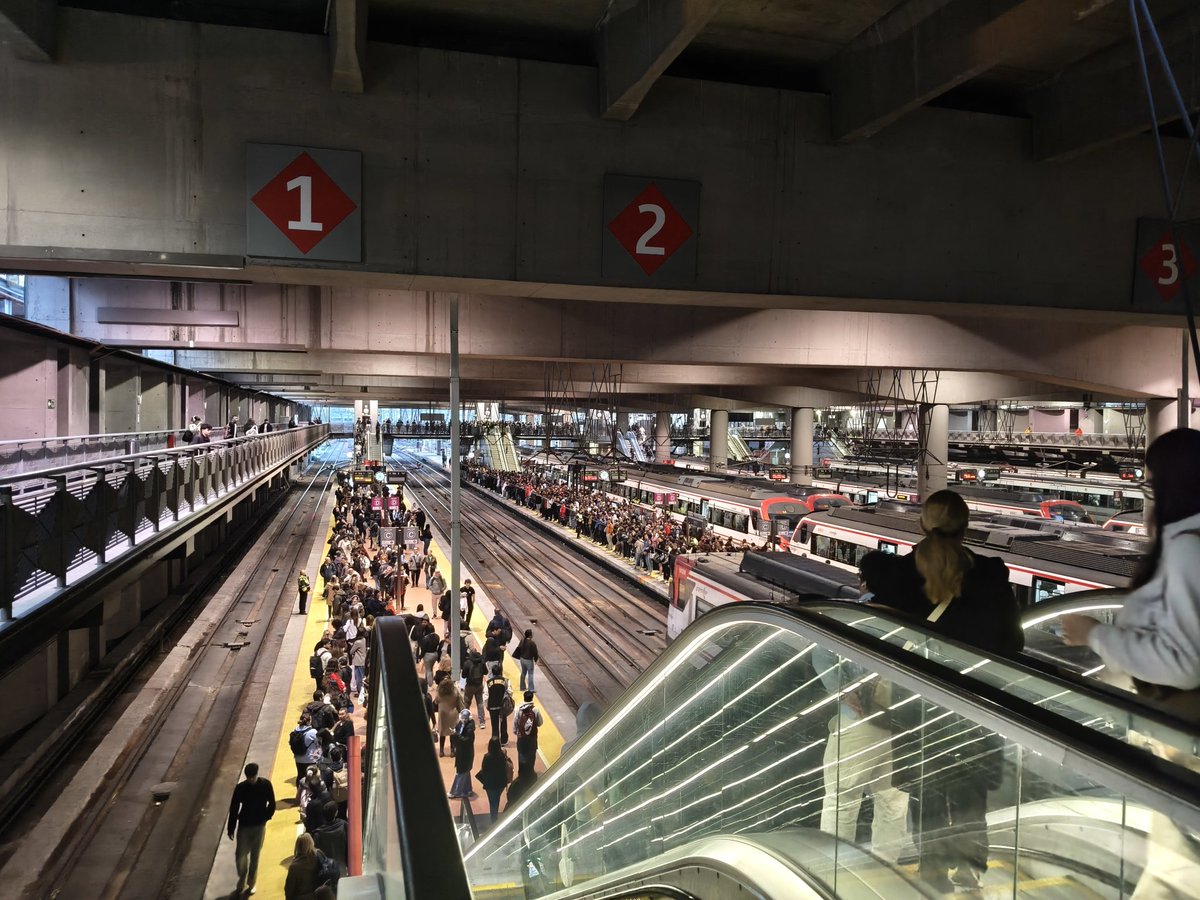 carrmen994's tweet photo. Estaréis orgullosos hijos de puta, y vuestra seguridad empujando de malas maneras a la gente, @CercaniasMadrid @Renfe @Transxte @C3enfurecida https://t.co/CH2DP6LNml