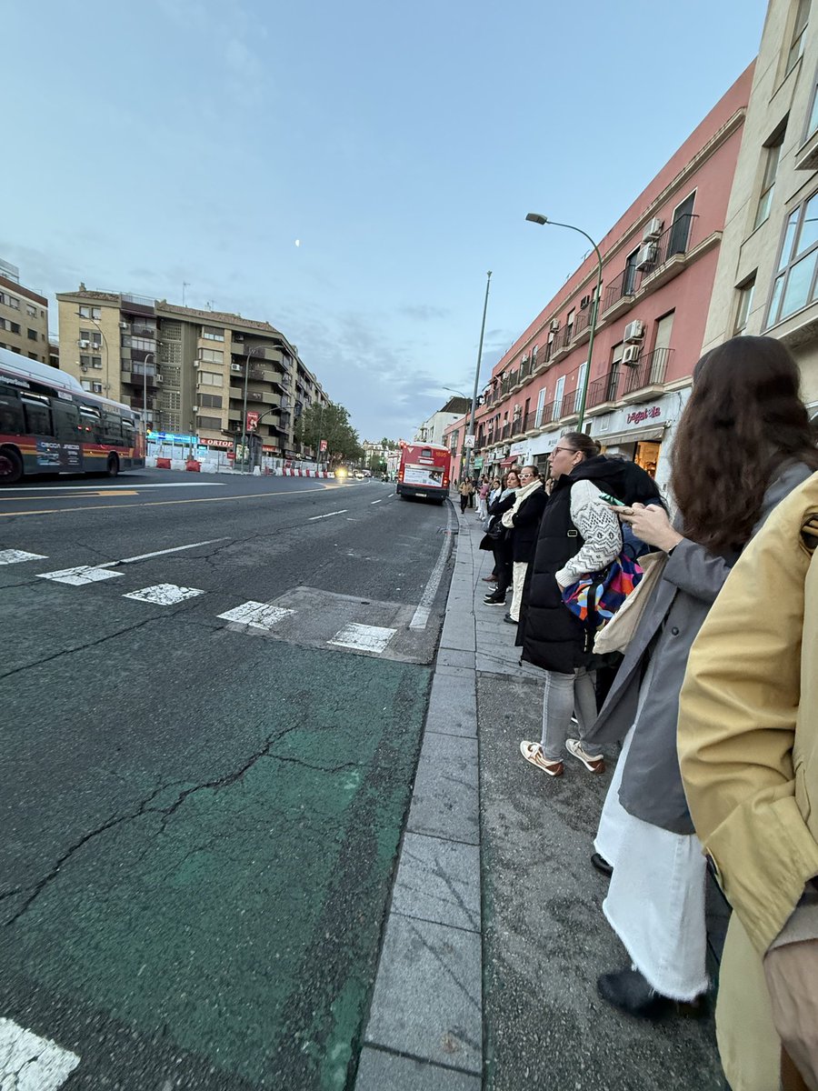 Lo típico de esperar a 50 metros de la parada <a href="/Ayto_Sevilla/">Ayuntamiento de Sevilla</a> <a href="/tussamoficial/">TUSSAM</a> para qué reforzar servicios en horas puntas