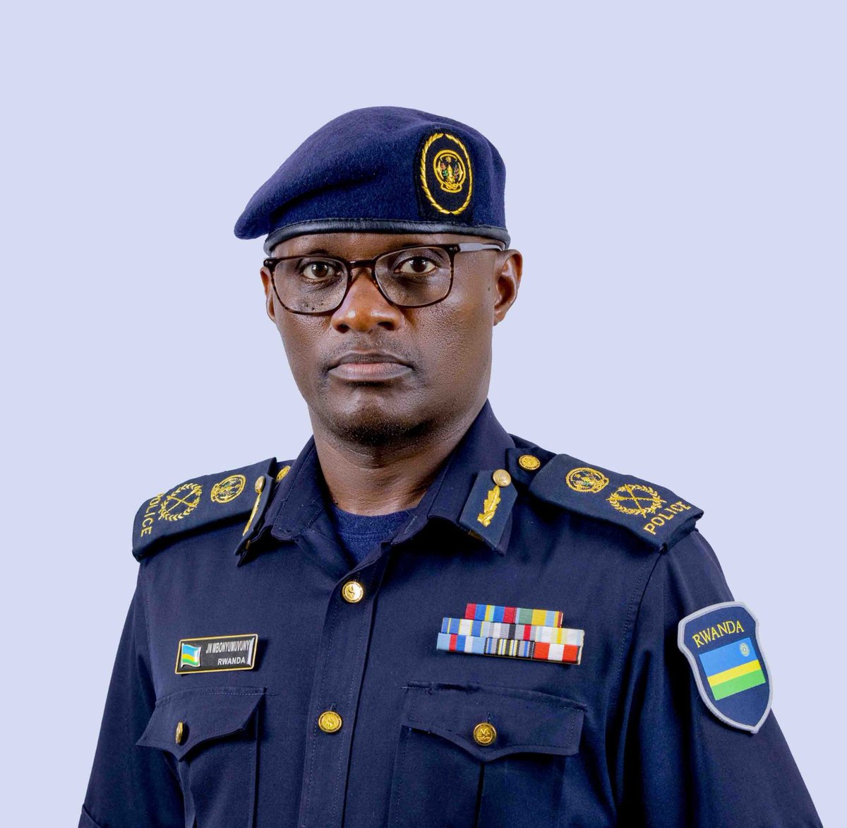 RADIOSALUS1's tweet photo. Perezida Kagame yazamuye mu ntera abapolisi 5746.
Batanu bakuwe ku ipeti rya ACP bahabwa irya CP.
10 bari bafite irya CSP bahawe irya ACP.
Abahawe ipeti rya CP ni Jean Népomuscène Mbonyumuvunyi, Bértin Mutezintare, Emmanuel Karasi, Barthélémy Rugwizangoga na Fidèle Mugengana. https://t.co/oHmzcr1iGE