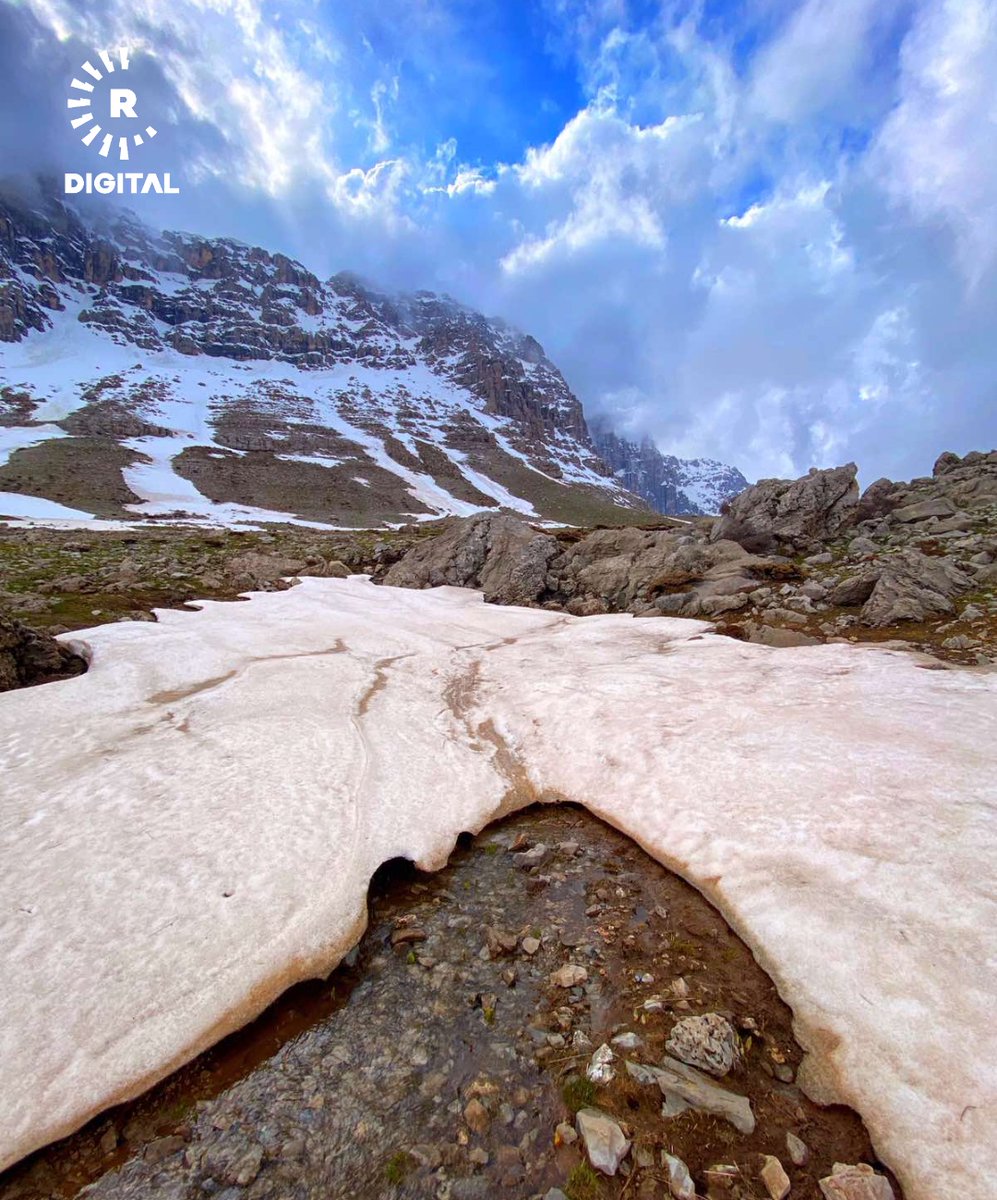 RudawKurdi's tweet image. #VÎDEO - Li Çiyayê Karoxê yê li nahiyeya Wertê ya Hewlêrê bihar û zivistan gihiştine hev 🏔️🌸

Berfa spî ya li ser lûtkeyan û kulîlkên biharê dîmenên bêhempa û xwezayî afirandine

Ev e xwezaya bedew a welatê me

📸Rêvan Ebas Gerdî wêne ji Rûdawê re şandin
