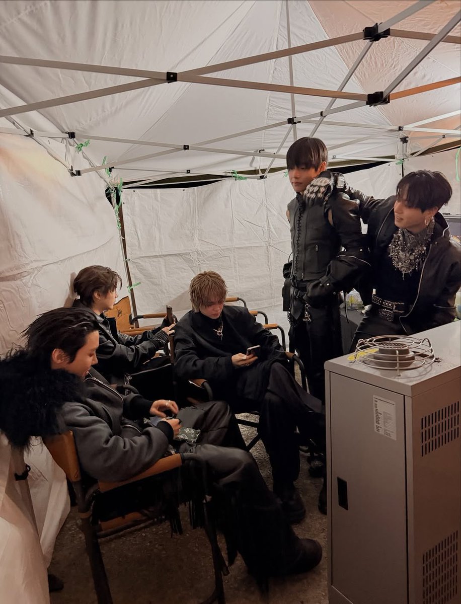 BTS Updates, News & Charts ⁷ tweet media