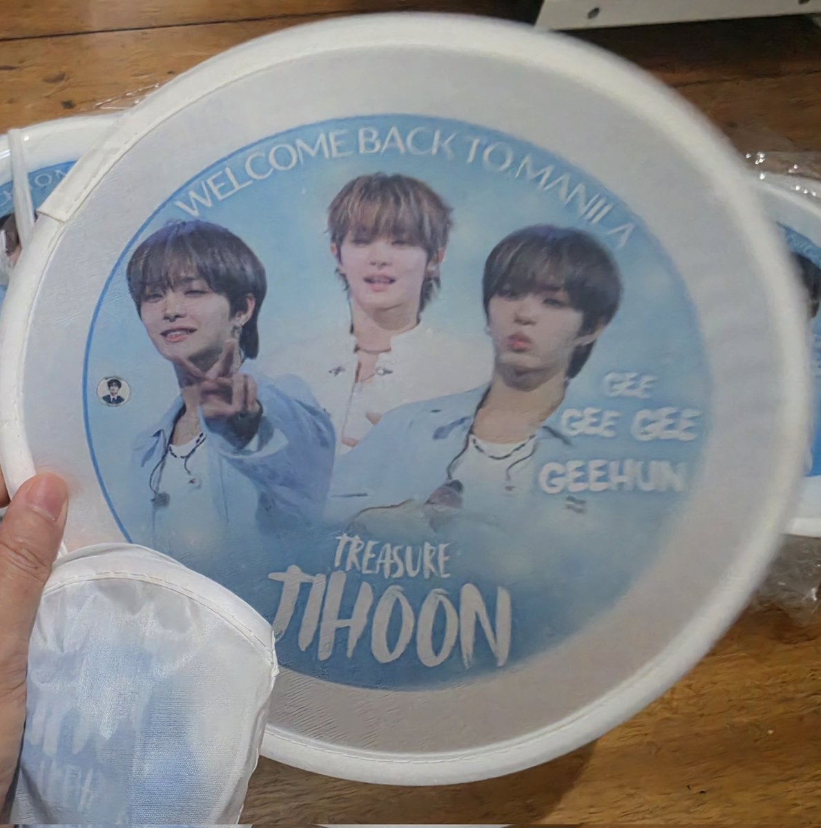TeyVip's tweet photo. #TREASURE PULSE ON IN MANILA
Gee Gee Gee #GEEHUN foldable fan freebie

Designed by: @heliumchu

Follow @jihoon_fairies1 for place and time of distribution on concert day (Romy circle area) 

#PULSE_ON_IN_MANILA
#JIHOON https://t.co/k7y8AHmjUQ