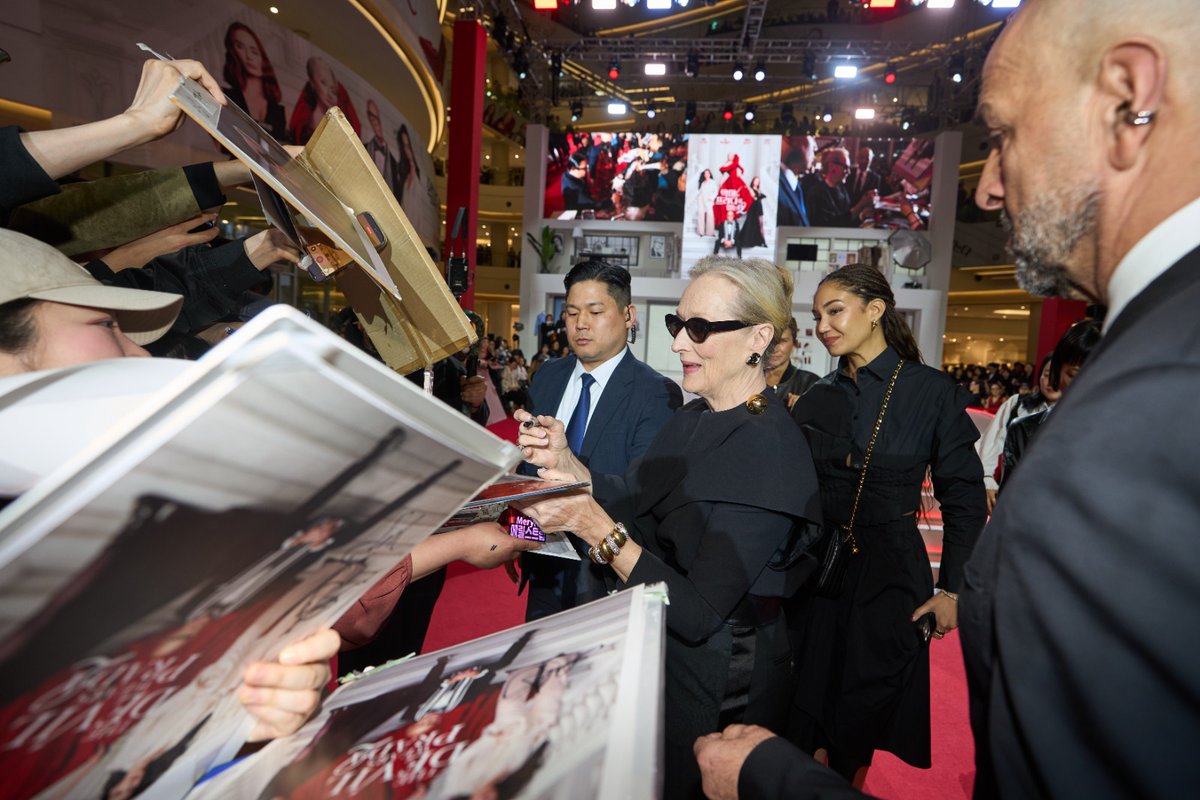 filmfare's tweet image. #AnneHathaway &amp;amp; #MerylStreep were at their stylish best during the promotions of #DevilWearsPrada2 in Seoul. ♥️

#Celebs