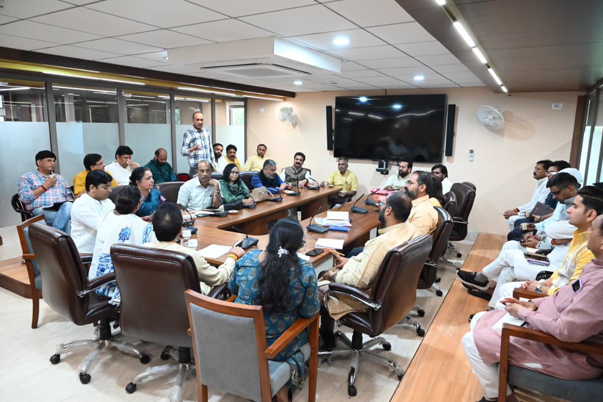 प्रदेश कार्यालय में संगठनात्मक बैठक में सहभागिता की।