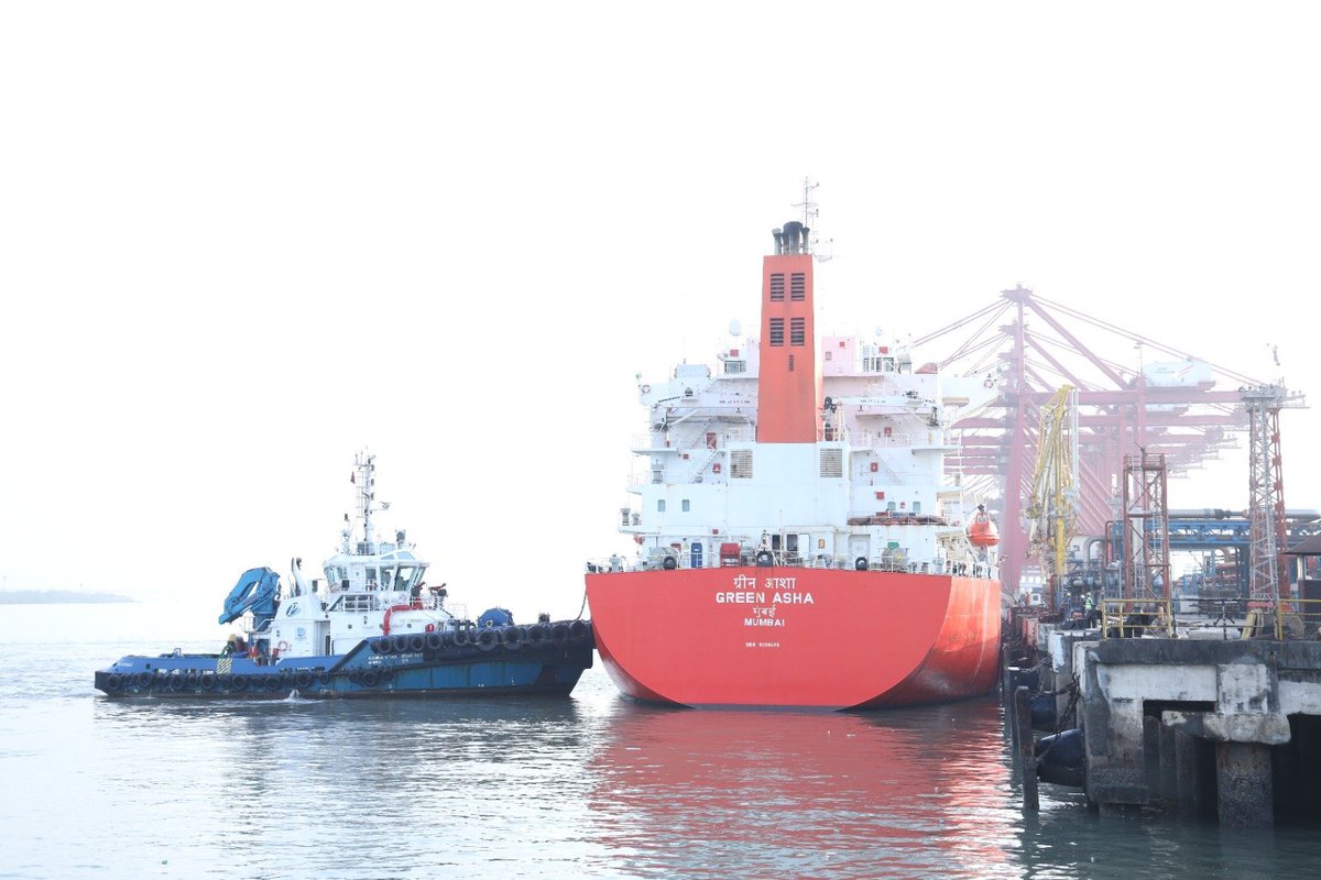 DDNewslive's tweet image. Green Asha 🇮🇳—an India-flagged LPG vessel that has successfully crossed the #StraitofHormuz, has moored at JNPA's liquid berth operated by BPCL-IOCL today.   

This is a significant milestone as it is the first such vessel to reach JNPA since the onset of the war between Iran,