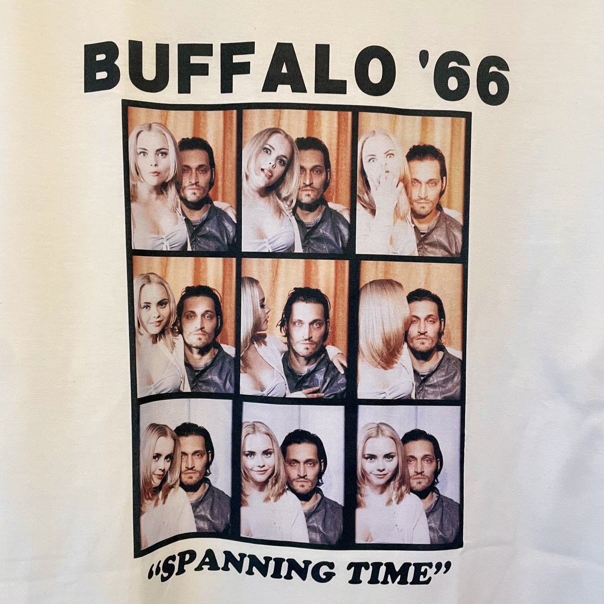 BfMerch's tweet photo. Buffalo '66 Tee入荷しました！
3,410yen

劇中の最も象徴的なシーンであるフォトブース（証明写真機）のカットがプリントされた、ファン垂涎のデザイン。

#buffalo66 #バッファロー66 #ヴィンセントギャロ #vincentgallo #クリスティーナリッチ #ムービーt #映画t #90s #アメリカン #アメカジ https://t.co/ahWHFsLagb