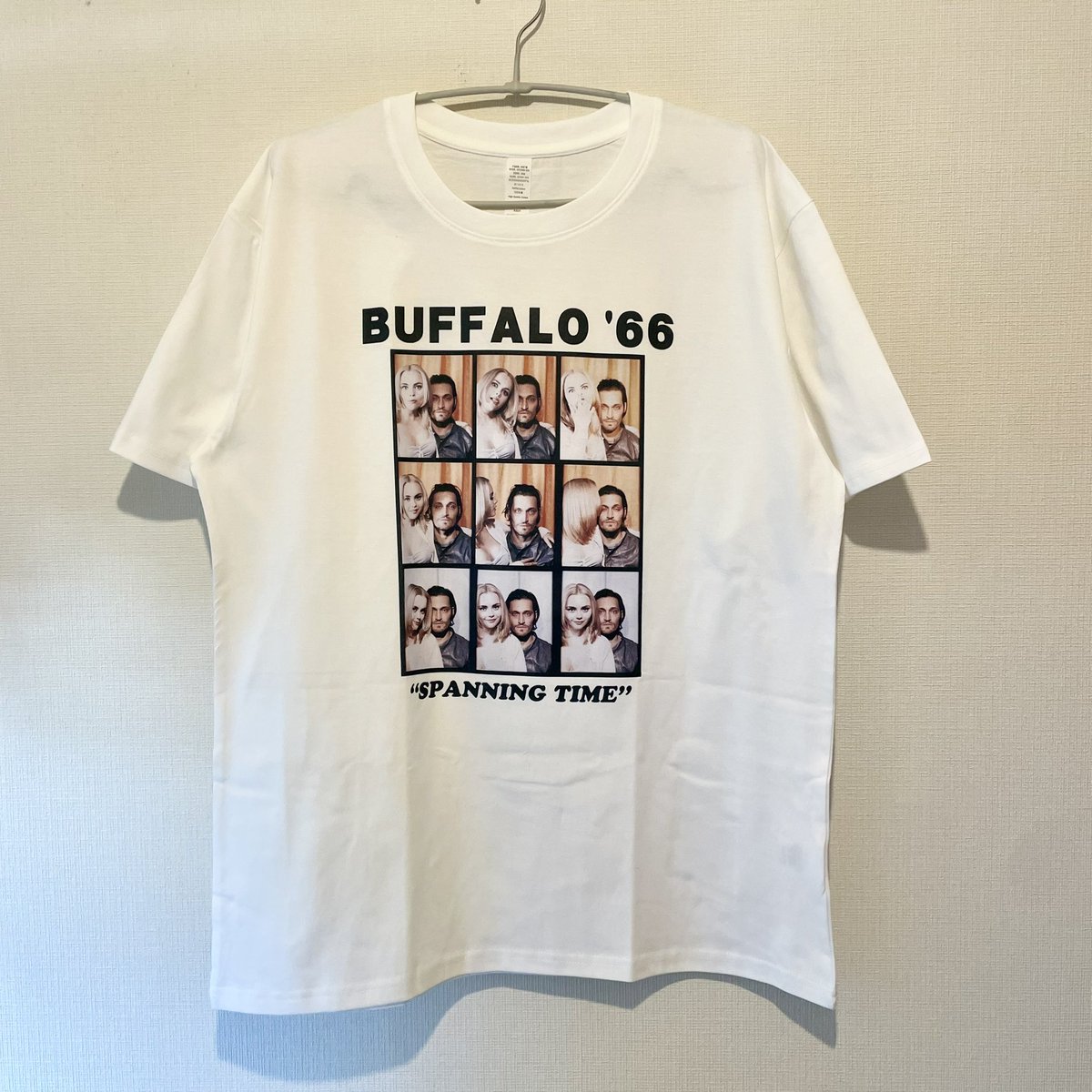 BfMerch's tweet photo. Buffalo '66 Tee入荷しました！
3,410yen

劇中の最も象徴的なシーンであるフォトブース（証明写真機）のカットがプリントされた、ファン垂涎のデザイン。

#buffalo66 #バッファロー66 #ヴィンセントギャロ #vincentgallo #クリスティーナリッチ #ムービーt #映画t #90s #アメリカン #アメカジ https://t.co/ahWHFsLagb