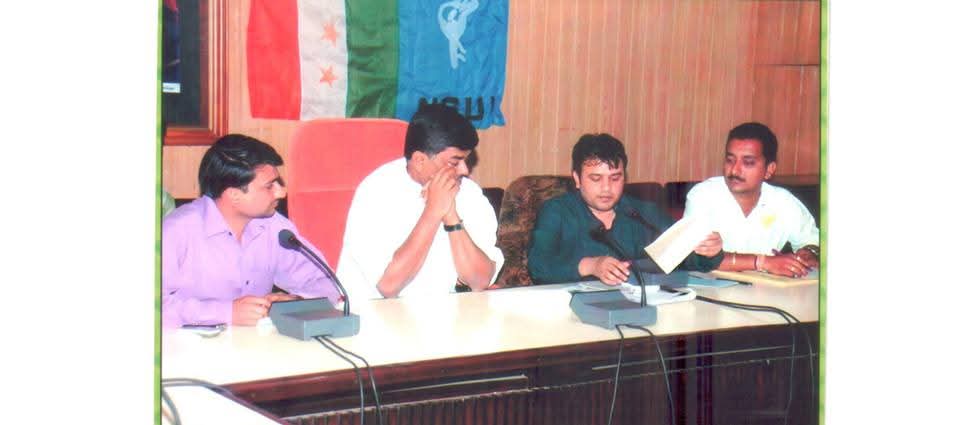 भारतीय राष्ट्रीय छात्र संगठन (NSUI) के स्थापना दिवस की सभी साथी कार्यकर्ताओं और छात्रों को हार्दिक शुभकामनाएं।
आइये, आज के दिन हम लोकतंत्र, समावेशिता और छात्रों के अधिकारों की रक्षा का संकल्प दोहराएं।
<a href="/RahulGandhi/">Rahul Gandhi</a> <a href="/NSUIGujarat/">NSUI Gujarat</a>
<a href="/nsui/">NSUI</a>  #NSUIFoundationDay #NSUI #StudentPower