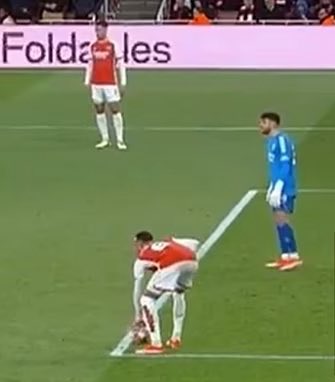 HalfTAnalysis's tweet photo. With all due respect, anyone asking for this to be a penalty, please grow up a bit.

The same situation happened between Arsenal and Bayern in the UCL. 
It's clear that the keeper gave it for the defender to play the ball. It was not intentional and the ball can't be considered in play.

Use common sense and remember there is something called the spirit of the law.😅