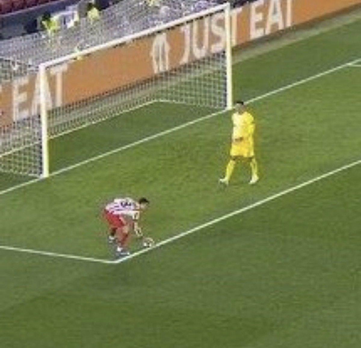 HalfTAnalysis's tweet photo. With all due respect, anyone asking for this to be a penalty, please grow up a bit.

The same situation happened between Arsenal and Bayern in the UCL. 
It's clear that the keeper gave it for the defender to play the ball. It was not intentional and the ball can't be considered in play.

Use common sense and remember there is something called the spirit of the law.😅