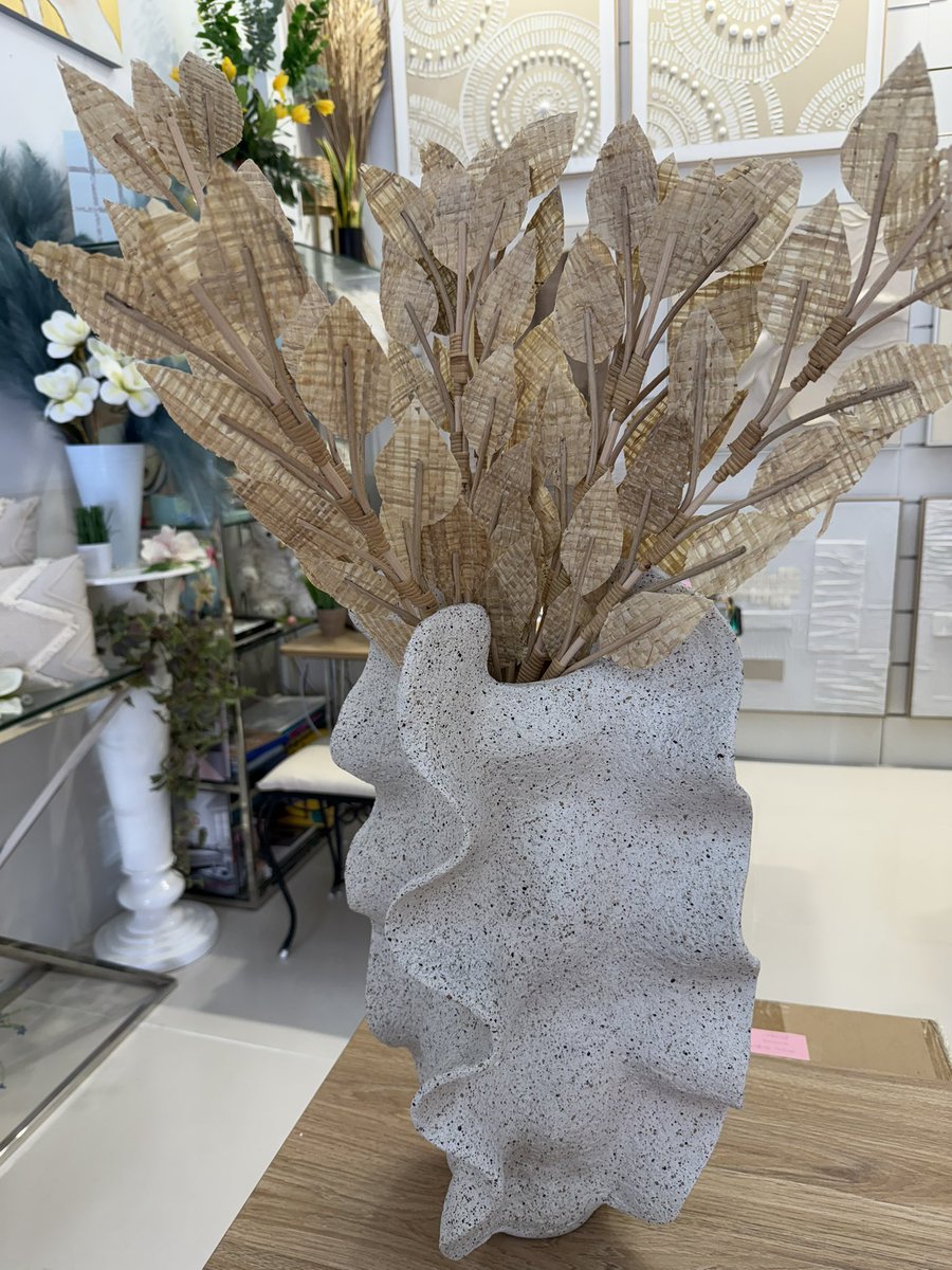 !NUEVO! Así de original es el jarrón de resina waterproof que nos acaba de llegar. Se adapta a espacios de interiores y exteriores por su acabado especial. Su diseño hace que puedas lucirlo solo o decorado con las flores que más te gusten. #50x26cm #buenjueves✨