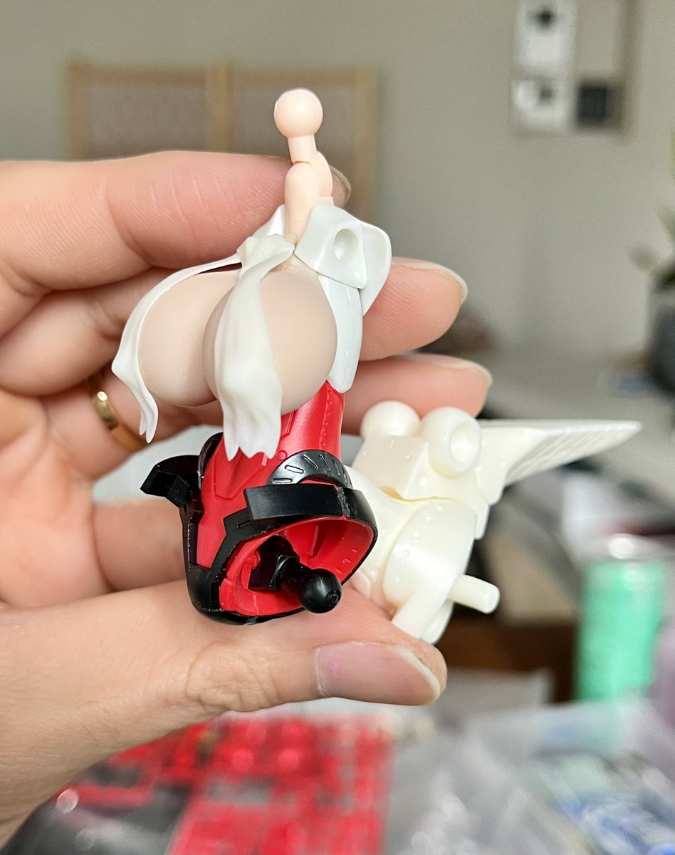 #異形娘製作中
ブロック1の胸部パーツとMOMOの腹部を何とか工夫して接合しました。
コレで八衣πも使えるしメガミorシスターの頭も使える。
そしてMOMOのお尻にクラファン限定パーツも使える。
可愛い異形確定です(  ◜ω◝ )
僕が…僕が(ご本人様より)八衣πを上手く使えるんだ！