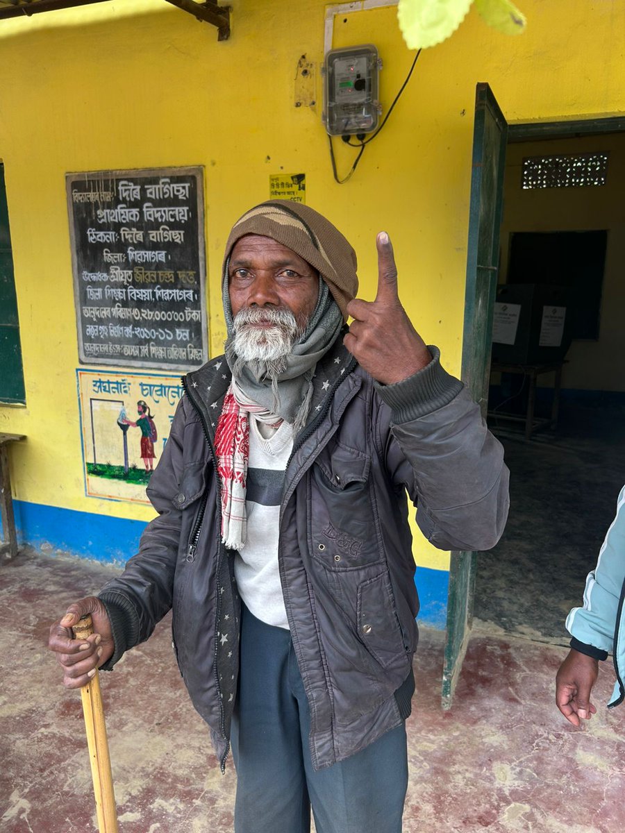 ECISVEEP's tweet image. My Vote, My Duty !! #ECI 

Proud voters displaying their inked fingers after casting their vote at their respective Polling stations in #Sibsagar, #Assam 

#AssamElections2026