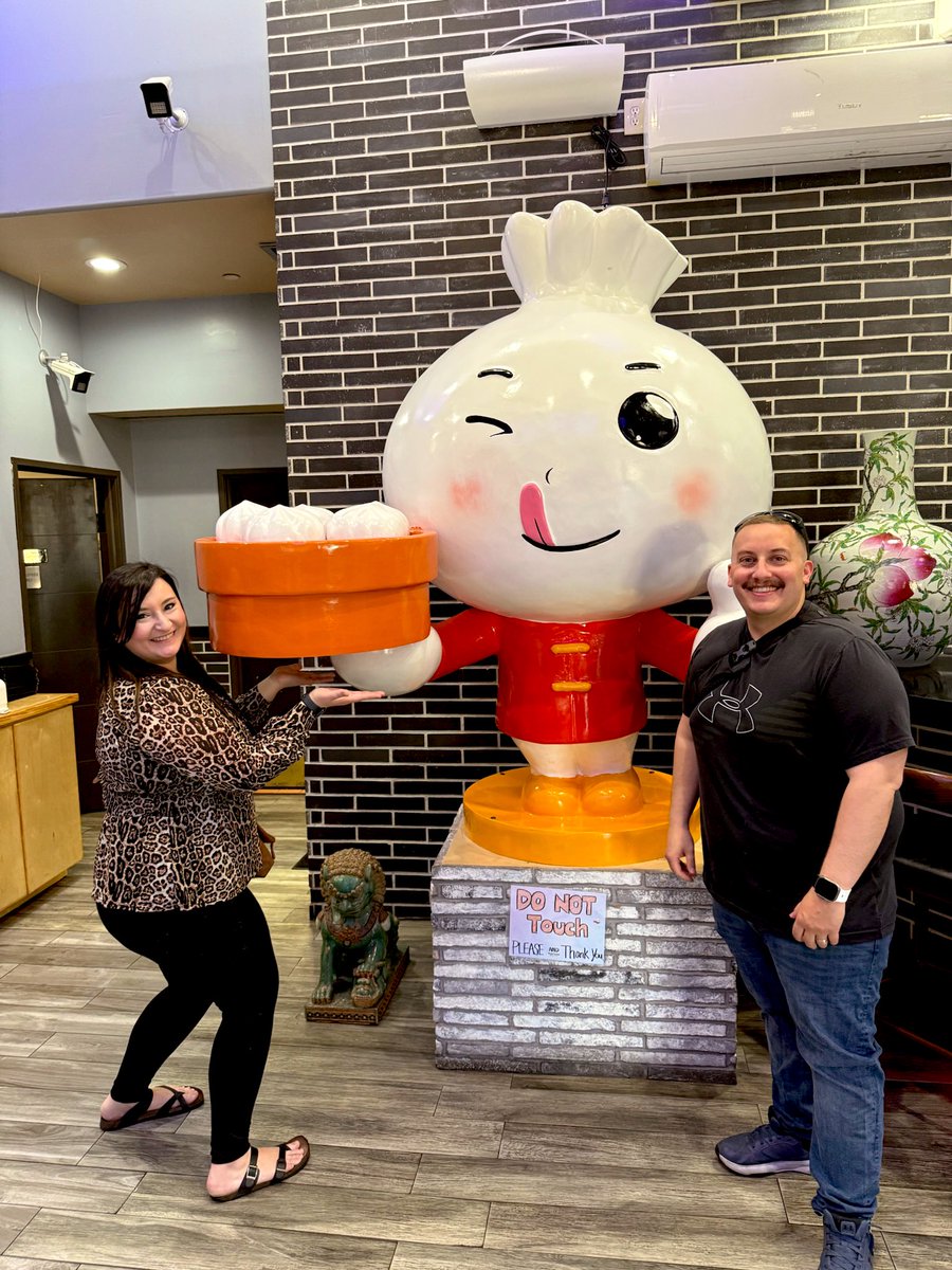 SincerelyyNaomi's tweet photo. We tried Xiao Long Dumplings here in Las Vegas - amazing experience. Delicious food. We can’t wait to go back!! https://t.co/YGTjeqUo63