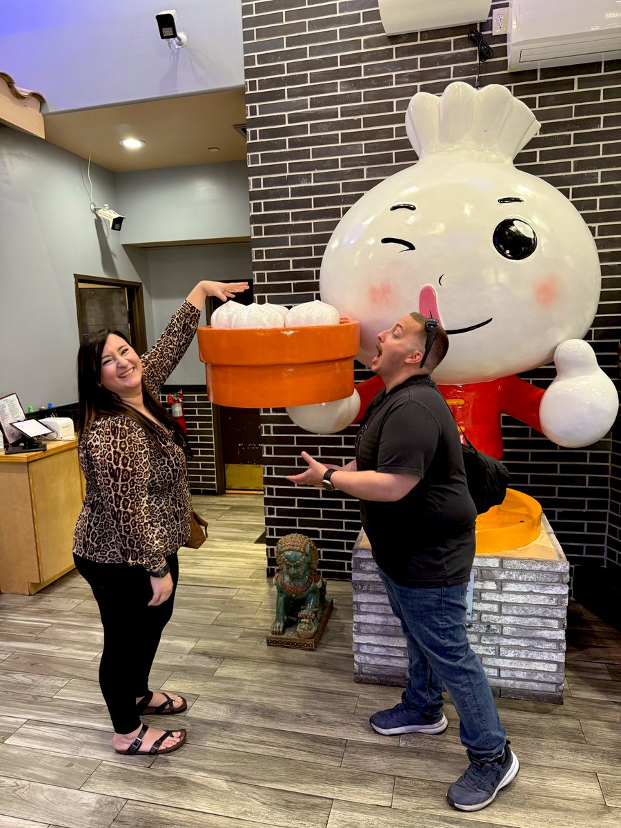 SincerelyyNaomi's tweet photo. We tried Xiao Long Dumplings here in Las Vegas - amazing experience. Delicious food. We can’t wait to go back!! https://t.co/YGTjeqUo63