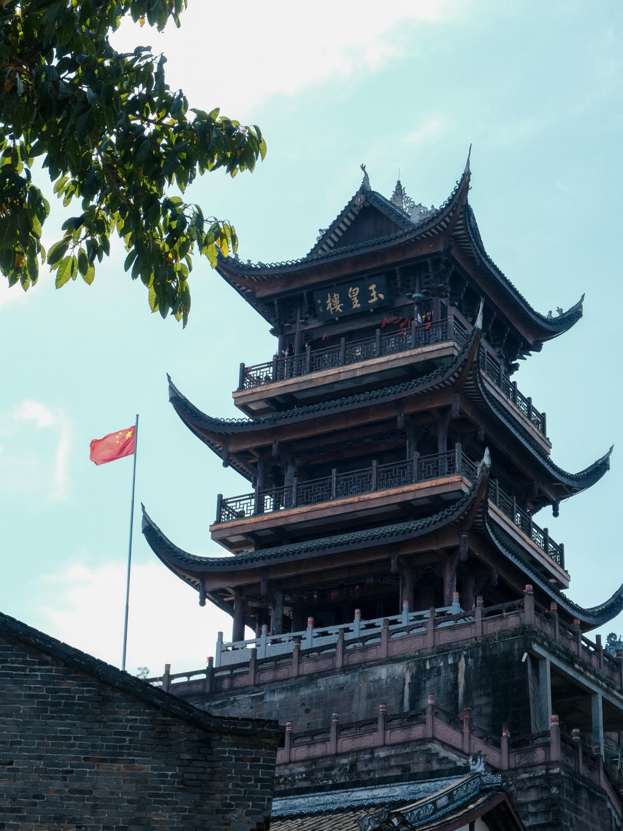 iChongqing_de's tweet photo. Anju Ancient Town – eine stille Schönheit, die gar nicht nach Chongqing aussieht. Weiße Mauern, schwarze Ziegel, ein Fluss, der sich durch die Gassen schlängelt... und ein einsames Boot, das wie gemalt wirkt. 🛶
#Chongqing #Chinatravel #wheretogo
(钟大胆总是如此冒险/xiaohonshu) https://t.co/LfMIHzrXGA