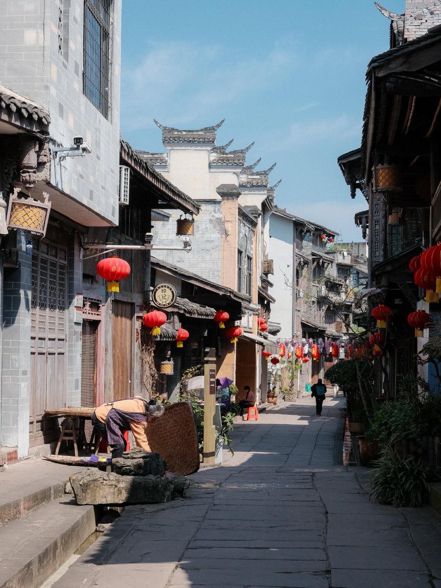 iChongqing_de's tweet photo. Anju Ancient Town – eine stille Schönheit, die gar nicht nach Chongqing aussieht. Weiße Mauern, schwarze Ziegel, ein Fluss, der sich durch die Gassen schlängelt... und ein einsames Boot, das wie gemalt wirkt. 🛶
#Chongqing #Chinatravel #wheretogo
(钟大胆总是如此冒险/xiaohonshu) https://t.co/LfMIHzrXGA