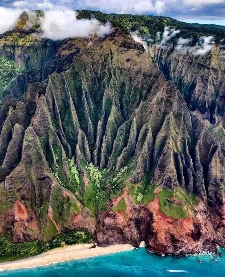Globe32048's tweet photo. Napali Coastline, North Shore, Hawaii 🌴 https://t.co/hdzWQqkqkf