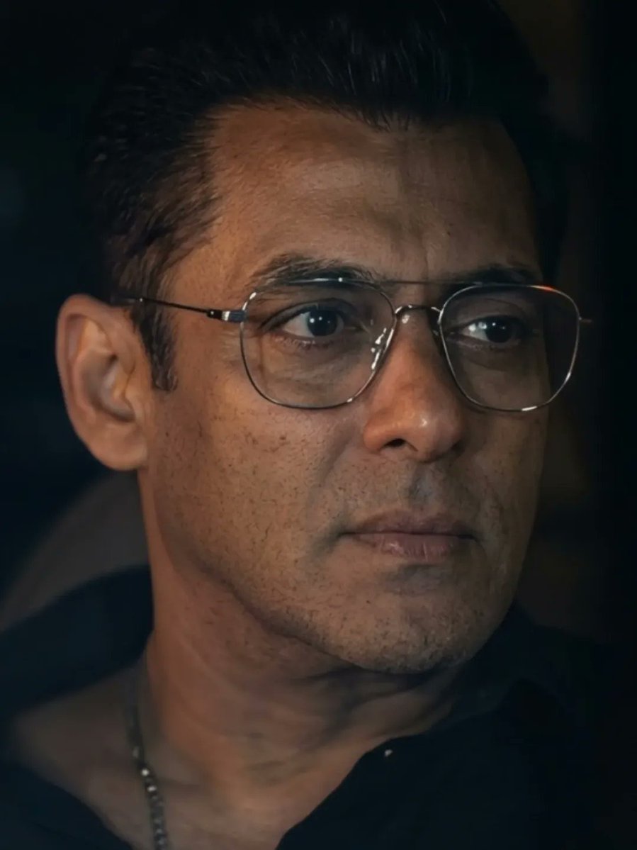 #SalmanKhan made a powerhouse entry as he touched down in Jamnagar looking sharp in an all-black look and those signature frames. 😍

#Celebs