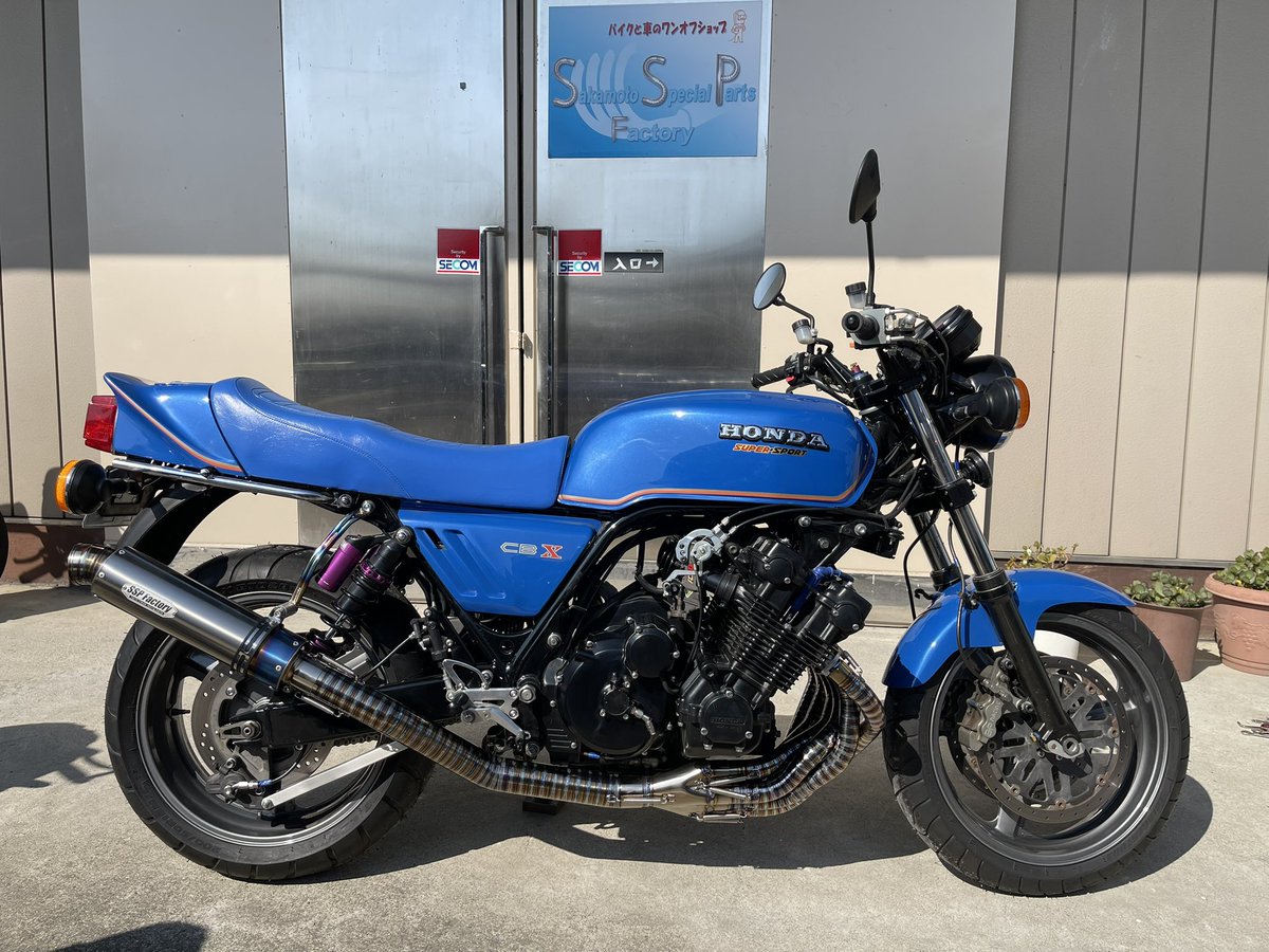 SSP_Factory's tweet photo. CBX1000フルチタンマフラーのワンオフ製作😆
こんな日が来るとは思ってはいましたが、遂にやってしまいました😆
インパクトあり過ぎのフル輪切りマフラー😆
6気筒だけでもインパクトあるのにフル輪切りで一目見た���忘れられない程のマフラーになりました✌️
動画はSSP FactoryのYouTubeチャンネルで！ https://t.co/zimVldEOH3