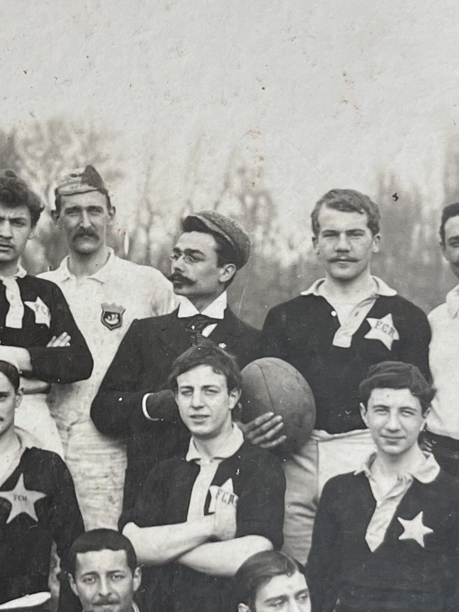 Frederic's tweet photo. Rappel que “Droit au But”, la devise de historique de Marseille, était avant 1900 une devise de rugby !

Devise du FCM, Football Club de Marseille, club de Dufaure de Montmirail et Arnold Bideleux, avant de changer leur nom en OM ;)

Superbe photo du club en 1899 au Parc Borely https://t.co/6po0jn9dKK