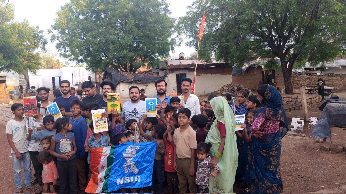 NSUIMP's tweet photo. शिवपुरी जिला, — में NSUI के जिलाध्यक्ष शांतनु सिंह कुशवाह के नेतृत्व में NSUI के स्थापना दिवस के उपलक्ष्य में सप्ताह भर चलने वाले कार्यक्रमों के तहत बस्ती के बच्चों को शिक्षण सामग्री वितरित की गई।

#NSUI #Shivpuri #StudentPower #NSUI_का_55वां_स्थापना_दिवस https://t.co/Dds5HxVtai